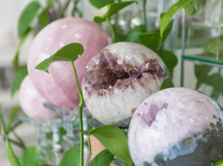 Polished crystal spheres and quartz crystal balls